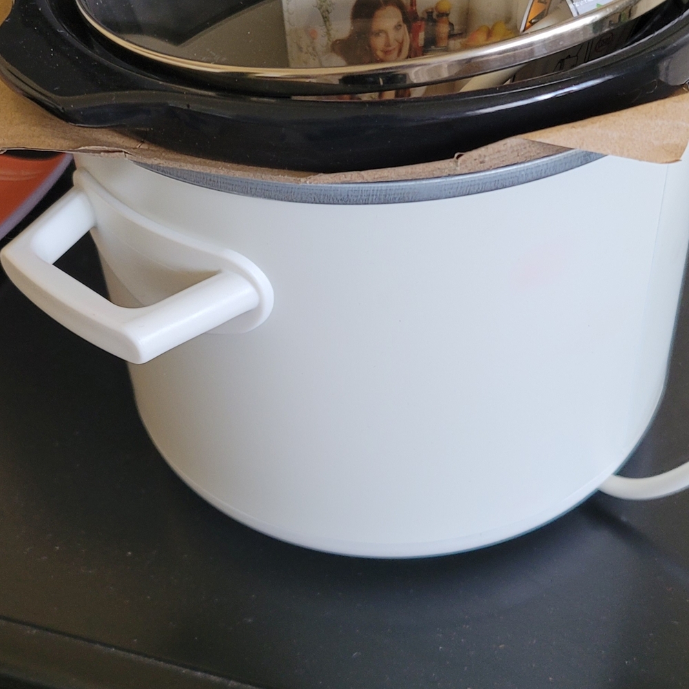 Beautiful White Slow Cooker - Picture 4 of 4